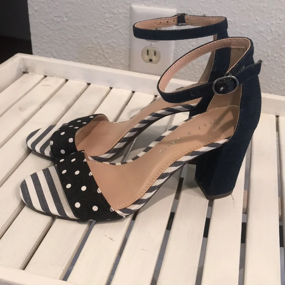 Kelly & Katie brand size 6M buckle closure block heel sandals- brand new